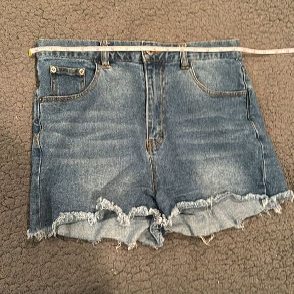 Love Tree Denim Shorts Size Large Distressed - Picture 2 of 5
